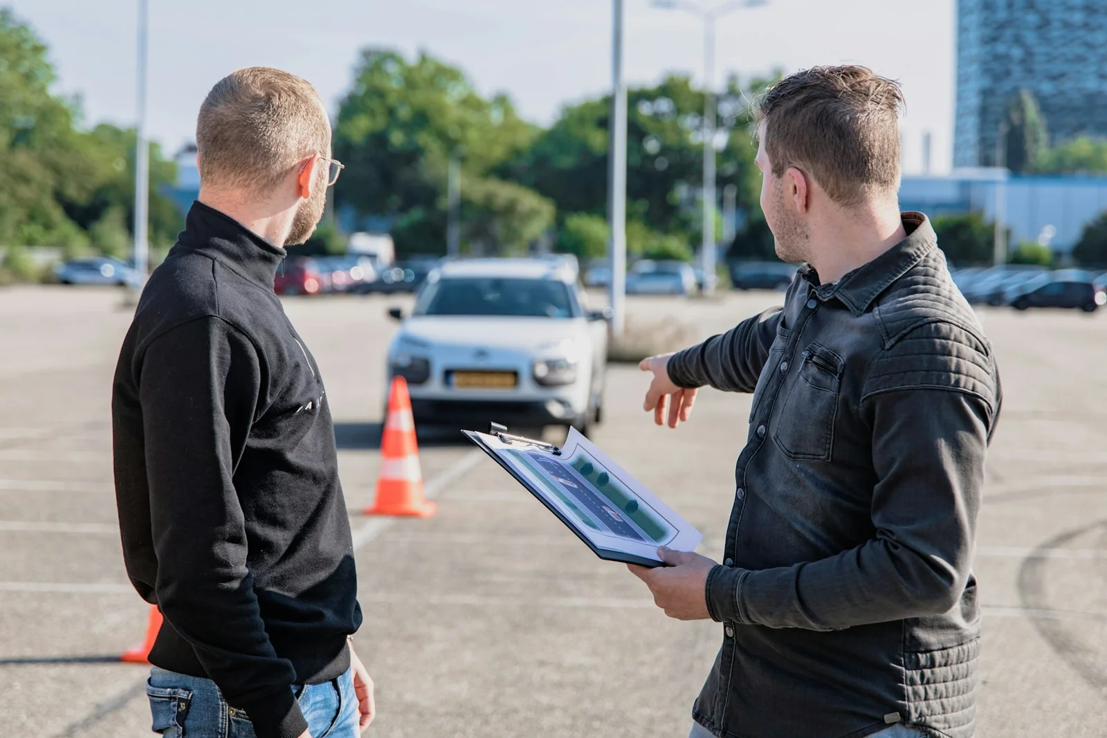 Persona revisando la documentación de un auto usado antes de comprarlo